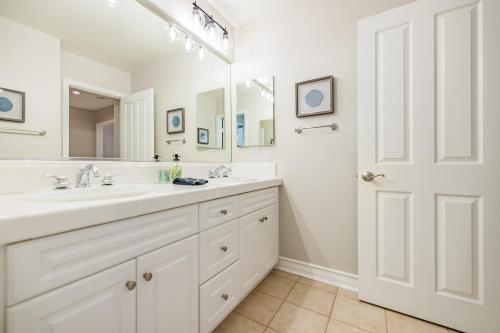 Bilik mandi di @ Marbella Lane - Modern and Sophisticated Home