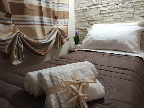 une chambre avec deux lits et un mur de briques dans l'établissement Casa TerraMare, à Palerme