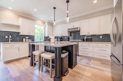 Dapur atau dapur kecil di @ Marbella Lane - Modern and Sophisticated Home