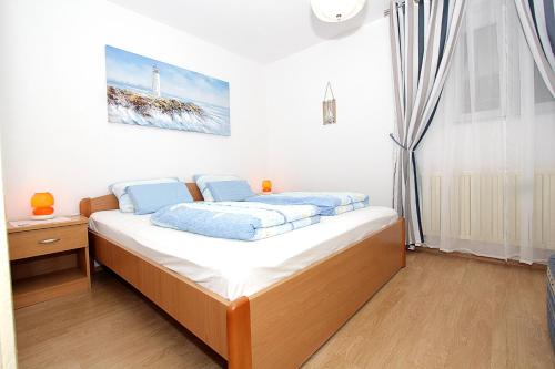1 dormitorio con 1 cama con 2 almohadas azules en Apartment Nane, en Dubrovnik