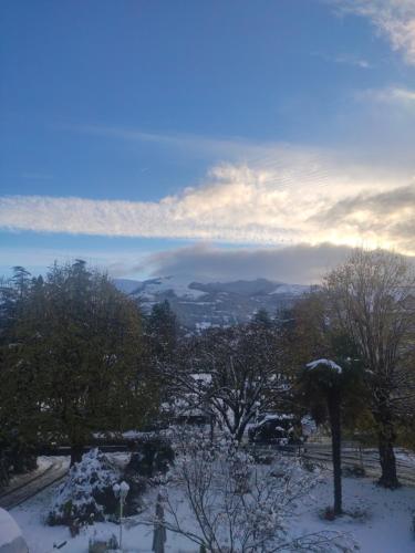 - Vistas a la ciudad en la nieve en T2 avec terrasse vue Hautacam dans villa historique "Victoria", en Argelès-Gazost