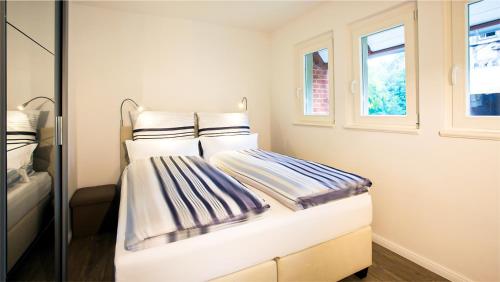 a bed in a room with two pillows at Parkresidenz Lychen, Ferienwohnung 9 in Lychen