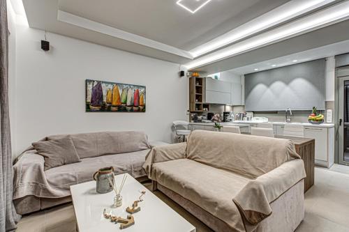Deluxe & Modern Apartment In Athens في أثينا: غرفة معيشة مع أريكة وطاولة