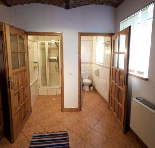 a bathroom with a toilet and a shower backdoor at Agroturystyka Chmiel in Sromowce Wyżne