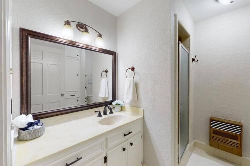 een badkamer met een wastafel en een grote spiegel bij Farmhouse in the city in Bryan
