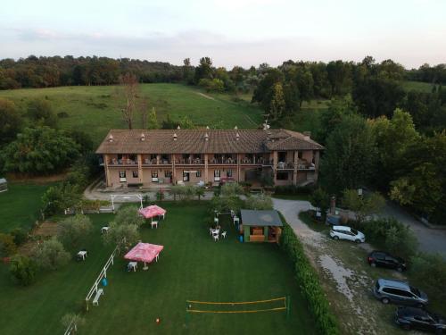 デセンツァーノ・デル・ガルダにあるAgriturismo B&B Cascina Reciagoの広い庭のある大きな家の空中風景