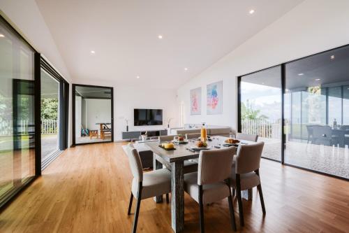 Vila Aguarelas with pool by Stay Madeira Island