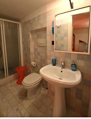 y baño con lavabo, aseo y espejo. en Appartamento Girasole, en Florencia
