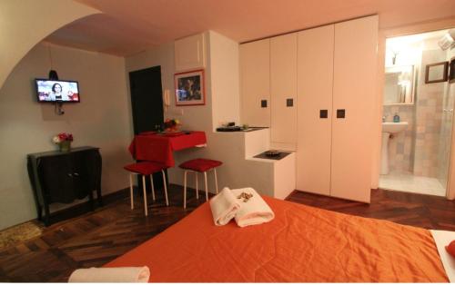 フィレンツェにあるAppartamento Girasoleのベッドルーム1室(ベッド1台付)、バスルーム(シンク付)
