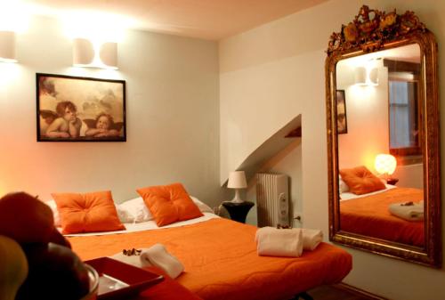 1 dormitorio con 2 camas y un espejo grande en Appartamento Girasole, en Florencia
