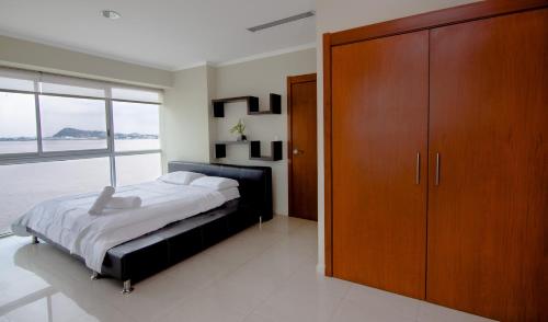 Cama o camas de una habitación en Riverfront I 2, piso 4, suite vista al río, Puerto Santa Ana, Guayaquil