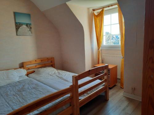 - une chambre avec 2 lits superposés et une fenêtre dans l'établissement Le Croisic Brocéliande, au Croisic