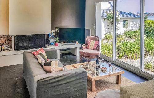 a living room with two couches and a table at Beautiful Home In Pont Labbé With Wifi in Pont-lʼAbbé