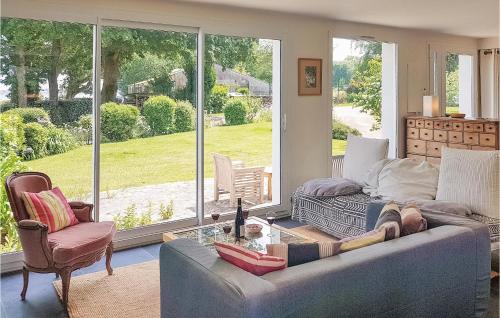 un salon avec un canapé et une grande fenêtre dans l'établissement Beautiful Home In Pont Labbé With Wifi, à Pont-lʼAbbé