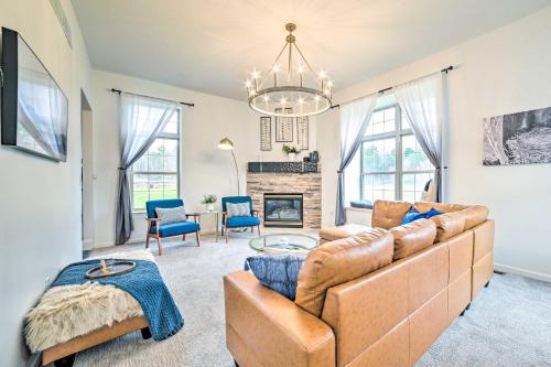Una televisión o centro de entretenimiento en Bellaire Home with Game Room and On-Site Snow Trails!