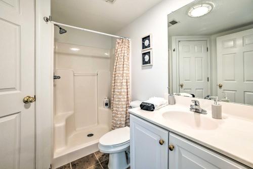 Un baño de Bellaire Home with Game Room and On-Site Snow Trails!