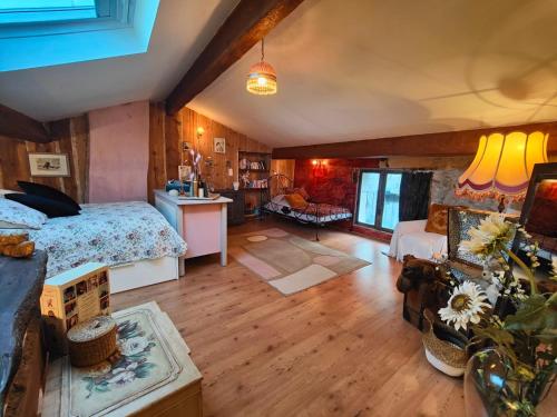1 dormitorio con 1 cama y sala de estar en Maison ancienne romantique avec terrasse panoramique, en Vaison-la-Romaine