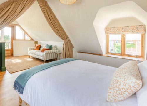 1 dormitorio con cama blanca y ventana en Vineyard View - Hartley Wine Estate 