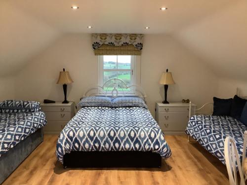1 Schlafzimmer mit 2 Betten und einem Fenster in der Unterkunft Drum Manor Apartment Hillsborough BT26 6PU in Hillsborough