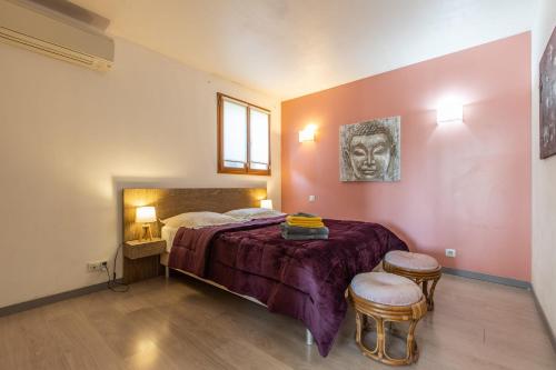 En eller flere senge i et værelse på LB Vacation Rentals I Quiet Large 3-Bedroom Apartment with Terrace, Garden & Incredible Mountain View