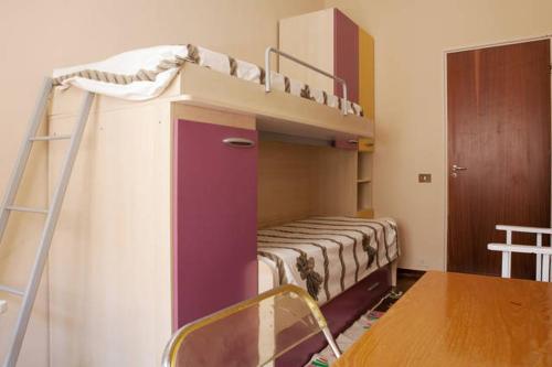 マルサラにあるCasa Kina Marsalaの二段ベッドとはしご付きの客室です。