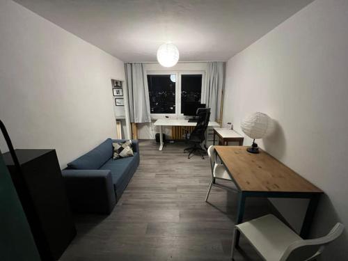 - un salon avec un canapé et une table dans l'établissement Inspirujące miejsce z widokiem na Miasto!, à Łódź