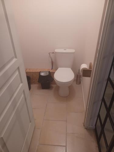 een badkamer met een wit toilet in een kamer bij Talya 