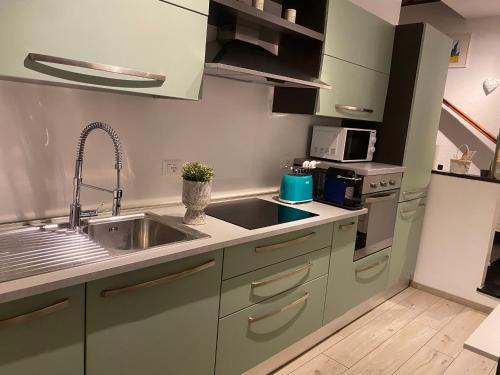 małą kuchnię ze zlewem i kuchenką w obiekcie Casa Mia Sea&Center w mieście Bogliasco
