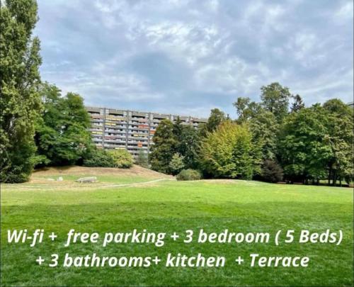 a large green field with a building in the background at Appartement 7,0 pièces 3 chambres proximité aéroport in Geneva