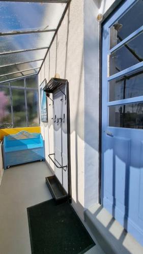 d'une porte d'entrée d'une maison avec une fenêtre et une cloison de service de porte. dans l'établissement Les Noyers Monestois entre Cher et Canal de Berry, à Mennetou-sur-Cher