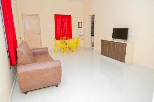 TV a/nebo společenská místnost v ubytování RAK Homestay - Luxury AC 2BHK Apartments for family stay - Walkable to PS4 restaurants -Equipped Kitchen - WIFI - Android TV - Near to Tirumala fly over starting point -Near to National Highway