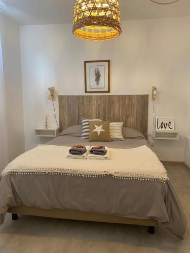 a bedroom with a bed with two towels on it at Espacio Edison 1 in Santa Rosa