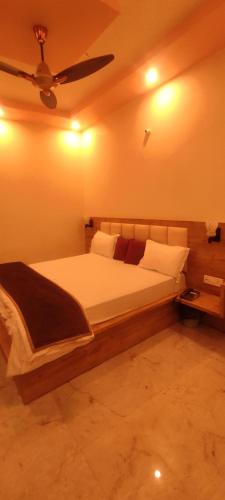 Un ou plusieurs lits dans un hébergement de l'établissement Devi Residency - Near Prem Mandir Bankey Bihari Vrindavan