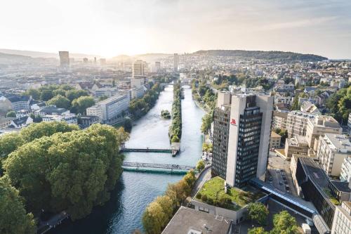 una vista aerea di un fiume in una città di Zurich Marriott Hotel a Zurigo