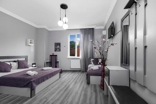 - une chambre avec 2 lits et une fenêtre dans l'établissement White House, à Tbilissi