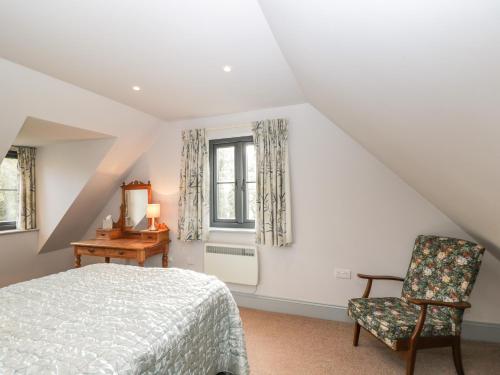 - une chambre avec un lit, une chaise et une fenêtre dans l'établissement Nine Acres Barn, à Marlborough