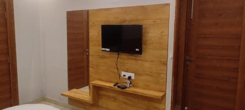 TV o dispositivi per l'intrattenimento presso Devi Residency - Near Prem Mandir Bankey Bihari Vrindavan