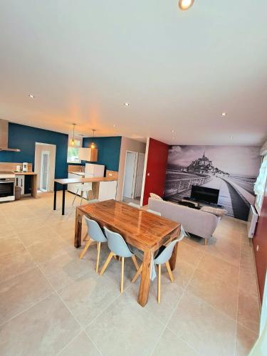 un salon avec une table et des chaises en bois dans l'établissement Le Petit Gîte du Mont, à Beauvoir