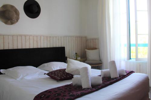 Ένα ή περισσότερα κρεβάτια σε δωμάτιο στο Hotel Au Marais