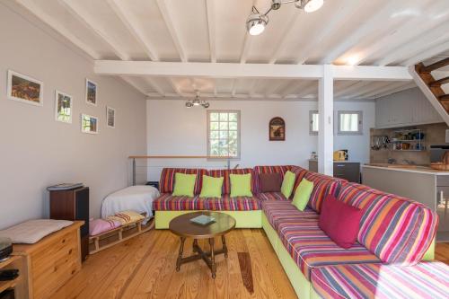 un salon avec un canapé et un lit dans l'établissement Chalet des Eglantines, aux Angles