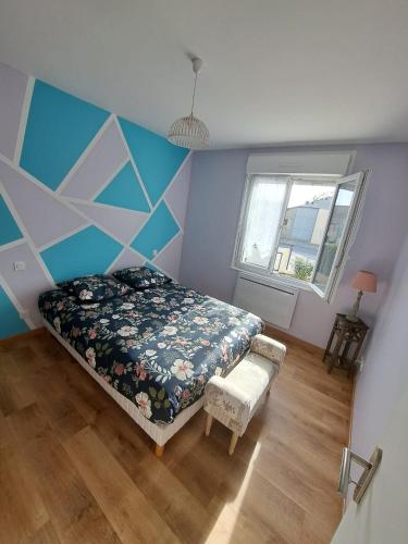 une petite chambre avec un lit et une fenêtre dans l'établissement Le Petit Gîte du Mont, à Beauvoir