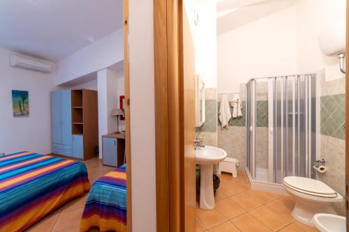 łazienka z łóżkiem, umywalką i toaletą w obiekcie Verdeblu Country Hotel w mieście San Giovanni a Piro