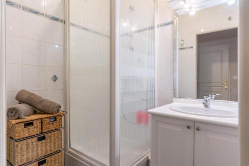 een badkamer met een douche en een wastafel bij Les Rives de L'Erdre in Nantes