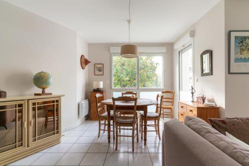 un salon avec une table, des chaises et un canapé dans l'établissement Les Rives de L'Erdre, à Nantes