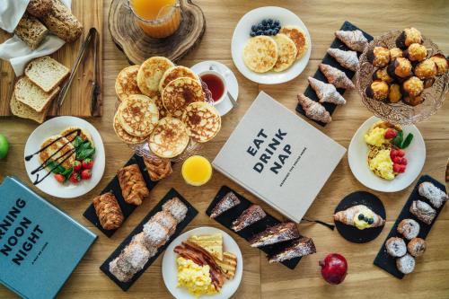 una mesa llena de diferentes tipos de comida en platos en M House Hotel, en Milano Marittima