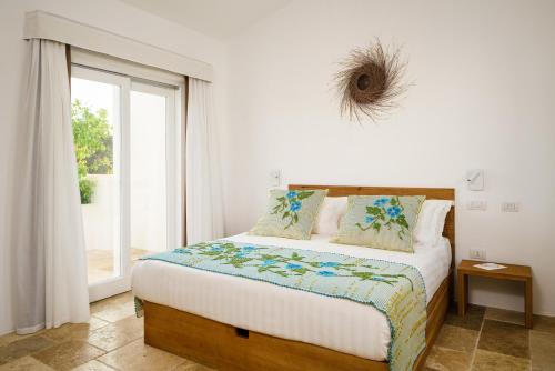 a bedroom with a bed and a large window at Sant Efis Hotel in Pula