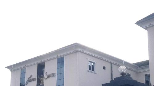 un edificio blanco con un cartel en el costado en Haven Suites, Ikenegbu, en Owerri