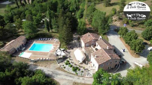 une vue aérienne d'une maison avec piscine dans l'établissement Camping Le Gallo Romain, à Barbières