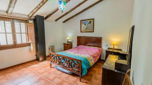 um quarto com uma cama e uma televisão em La Carrasca I Priego de Córdoba by Ruralidays em Priego de Córdoba
