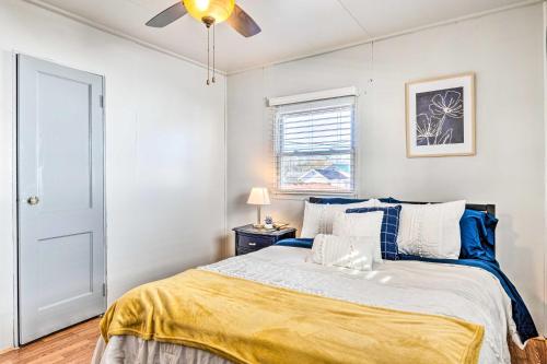 1 dormitorio con 1 cama y ventilador de techo en Anderson Bungalow Near University and Downtown!, en Anderson
